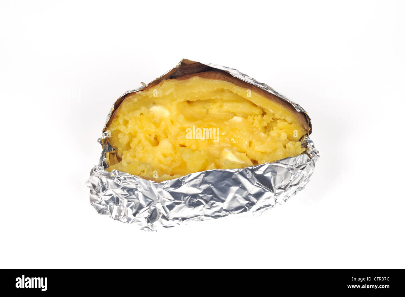 Cuocere al forno camicia yukon gold potato tagliato a metà con burro fuso avvolto nel foglio di stagno su sfondo bianco tagliato fuori Foto Stock