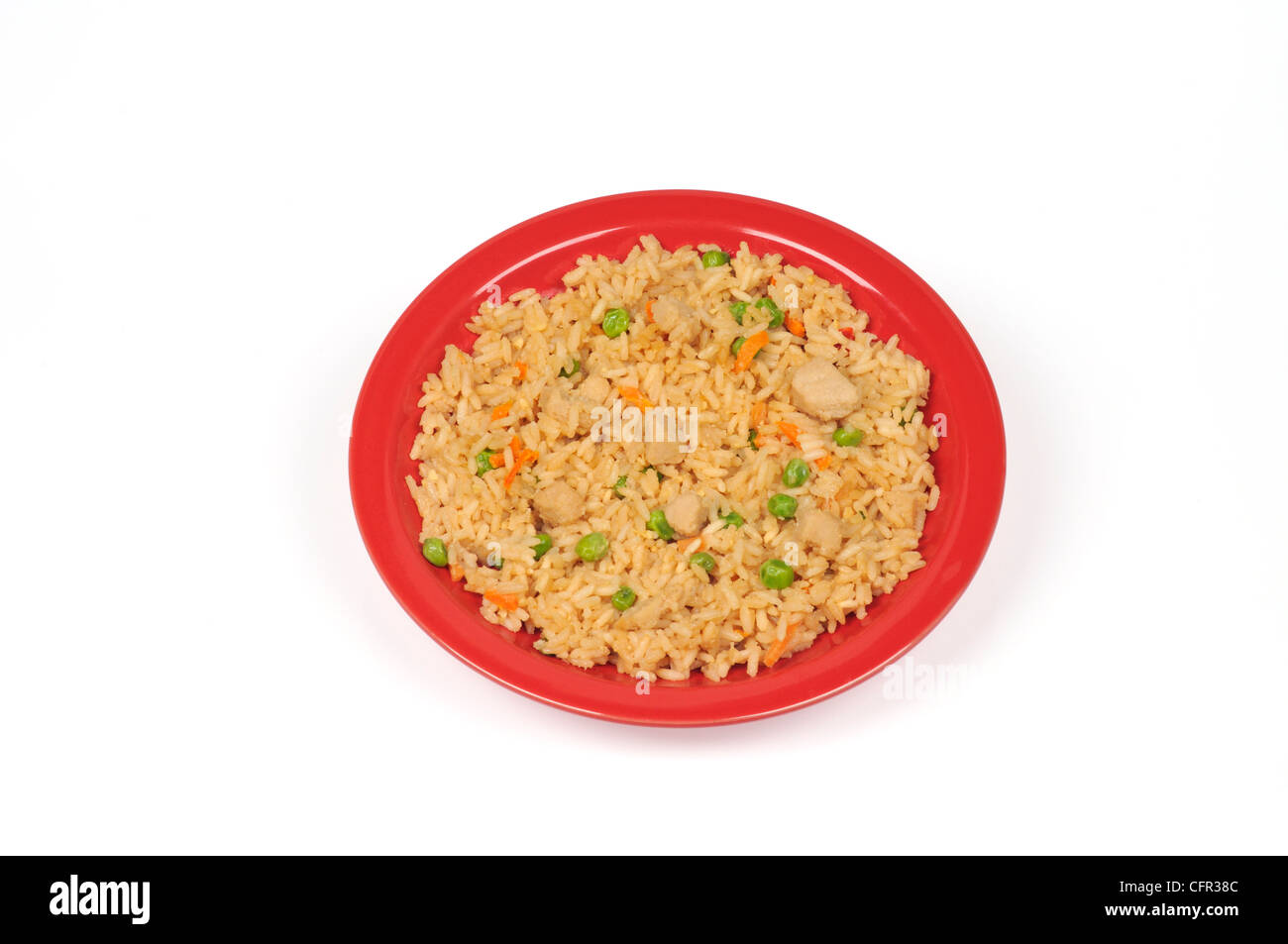 Chicken fried rice sulla targhetta rossa isolato Foto Stock