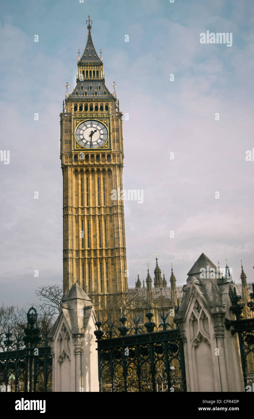 Vista del Big Ben dalla piazza del Parlamento, al di fuori del cancello del carrello. Foto Stock