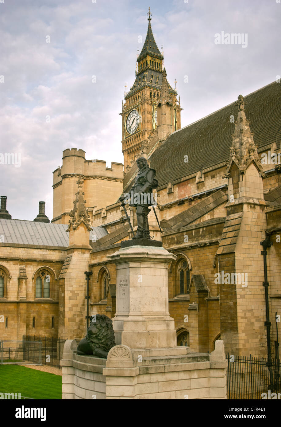 Vista della House of Commons da Paliament Square, London, England Regno Unito. Statue di Oliver Cromwell in primo piano. Foto Stock