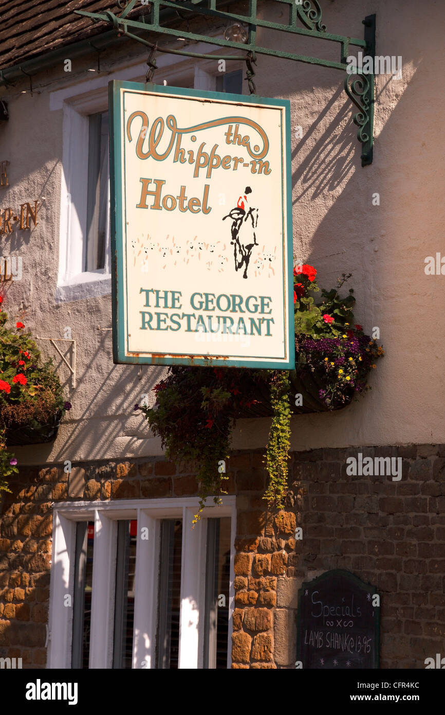 Vecchio appeso in metallo verniciato hotel restaurant sign " Whipper-in Hotel' 'l'George', Oakham Market Place, Rutland, England, Regno Unito Foto Stock