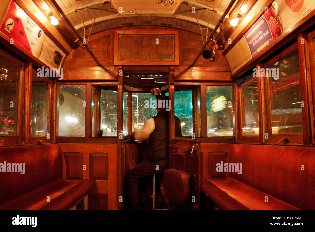 Gioia cavalcare lungo McKinney Avenue all'interno Tramvai storici auto in uptown Dallas. Foto Stock