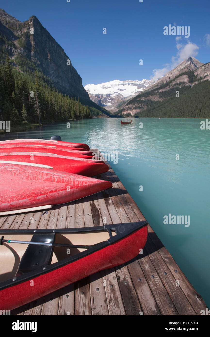 Canoe per noleggiare sul Lago Louise, il Parco Nazionale di Banff, Sito Patrimonio Mondiale dell'UNESCO, Alberta, montagne rocciose, Canada, America del Nord Foto Stock
