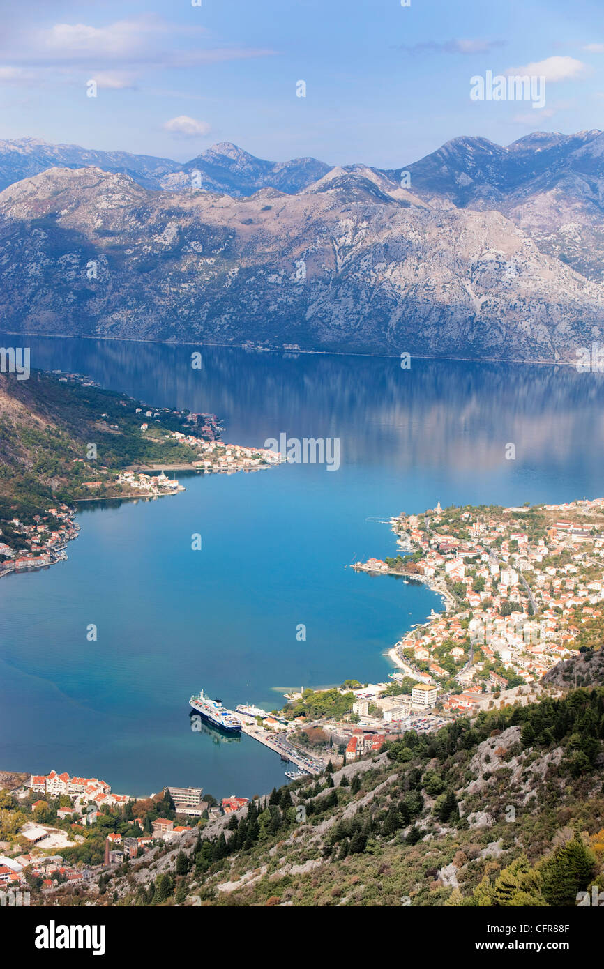Alta vista del fiordo di Kotor Bay, Kotor, Sito Patrimonio Mondiale dell'UNESCO, Montenegro, Europa Foto Stock