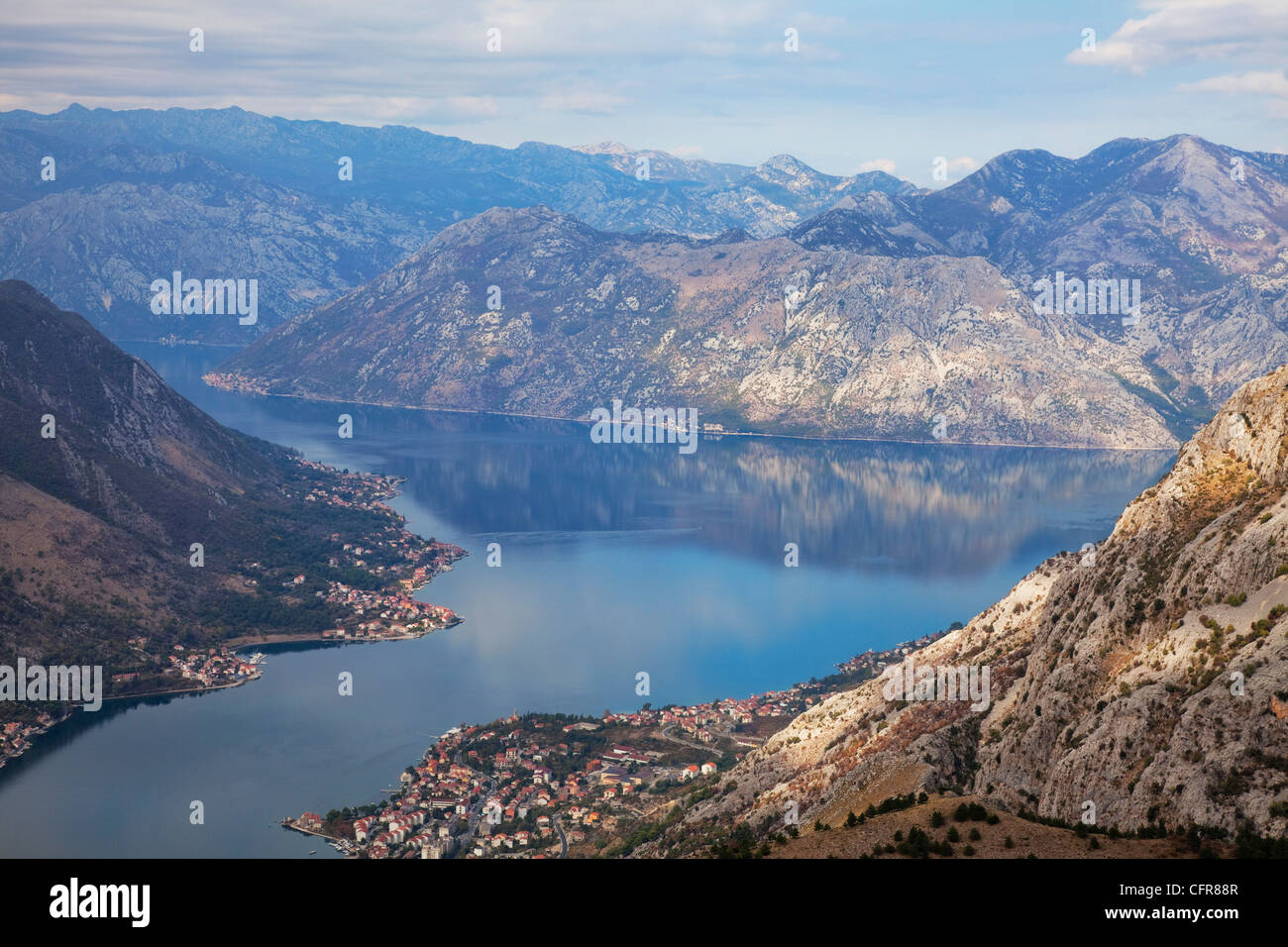 Alta vista del fiordo di Kotor Bay, Kotor, Sito Patrimonio Mondiale dell'UNESCO, Montenegro, Europa Foto Stock