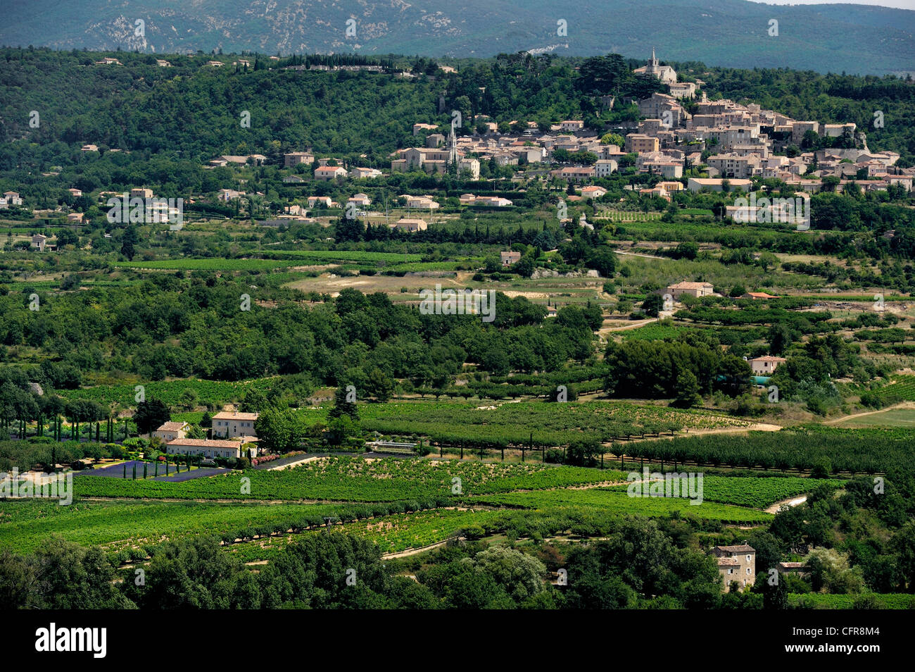 Vista del paesaggio rurale dal pittoresco villaggio di Lacoste, Provence, Francia Foto Stock
