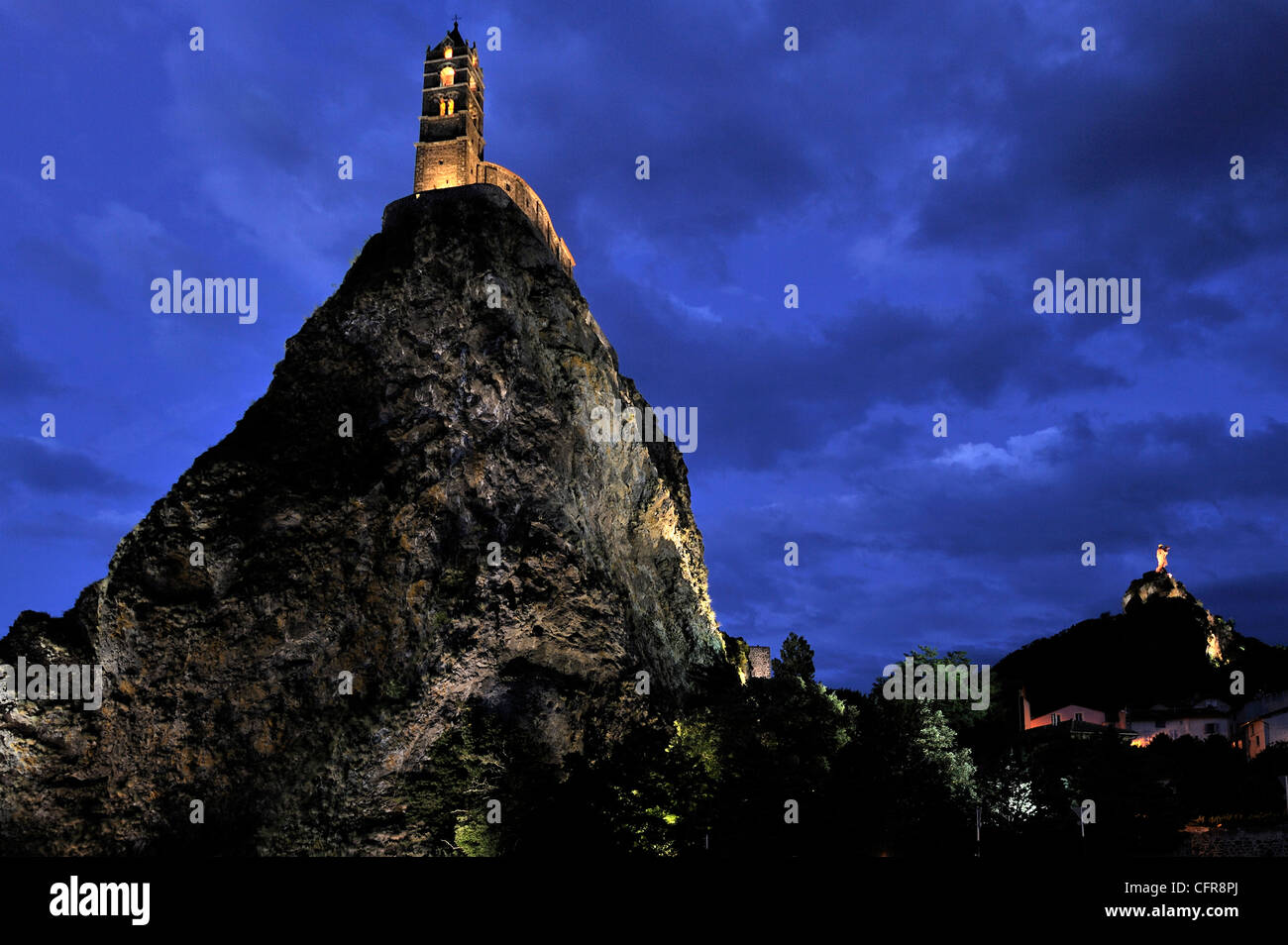 Vista notturna di campi illuminati da Saint Michel d'Aiguille Cappella, Massiccio centrale, Francia, Europa Foto Stock