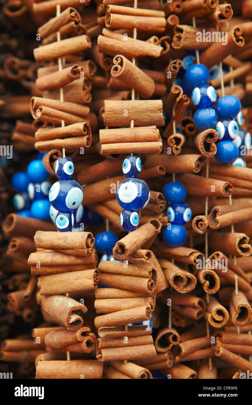 Bastoncini di cannella e di cattivo occhio souvenir, Istanbul, Turchia, Europa Foto Stock