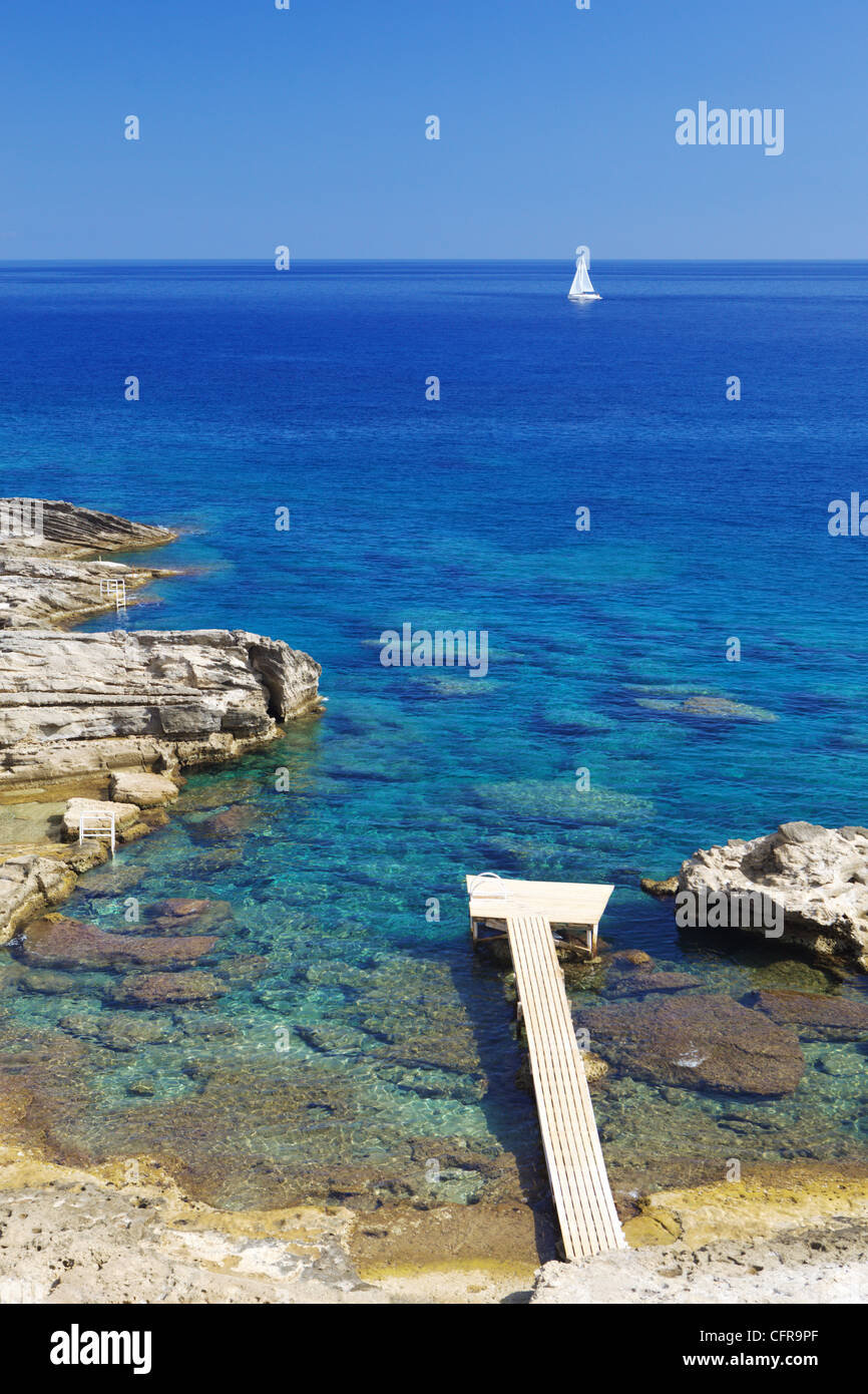 Pontile sulla spiaggia e barca, RODI, DODECANNESO, isole greche, Grecia, Europa Foto Stock