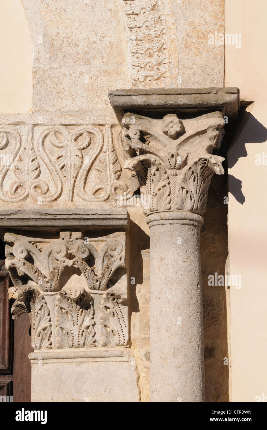 Colonna di marmo archeologia chiesa di campagna Appennino Lucano Parco Nazionale, Basilicata, Italia Foto Stock