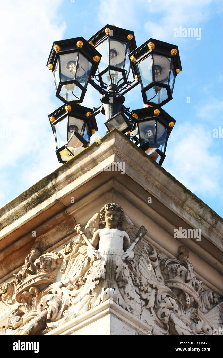 Luci decorative su pilastri in Buckingham Palace, London , REGNO UNITO Foto Stock