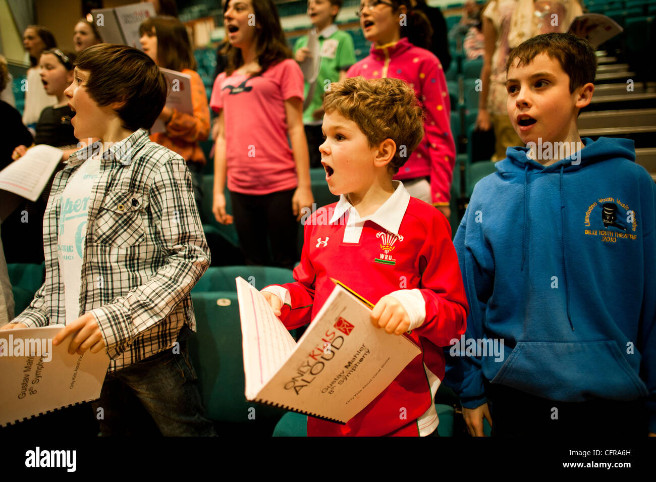 "Solo i ragazzi ad alta voce' welsh coro dei bambini ripassando Mahler Sinfonia 8 a Aberystwyth Arts Center, Wales UK Foto Stock