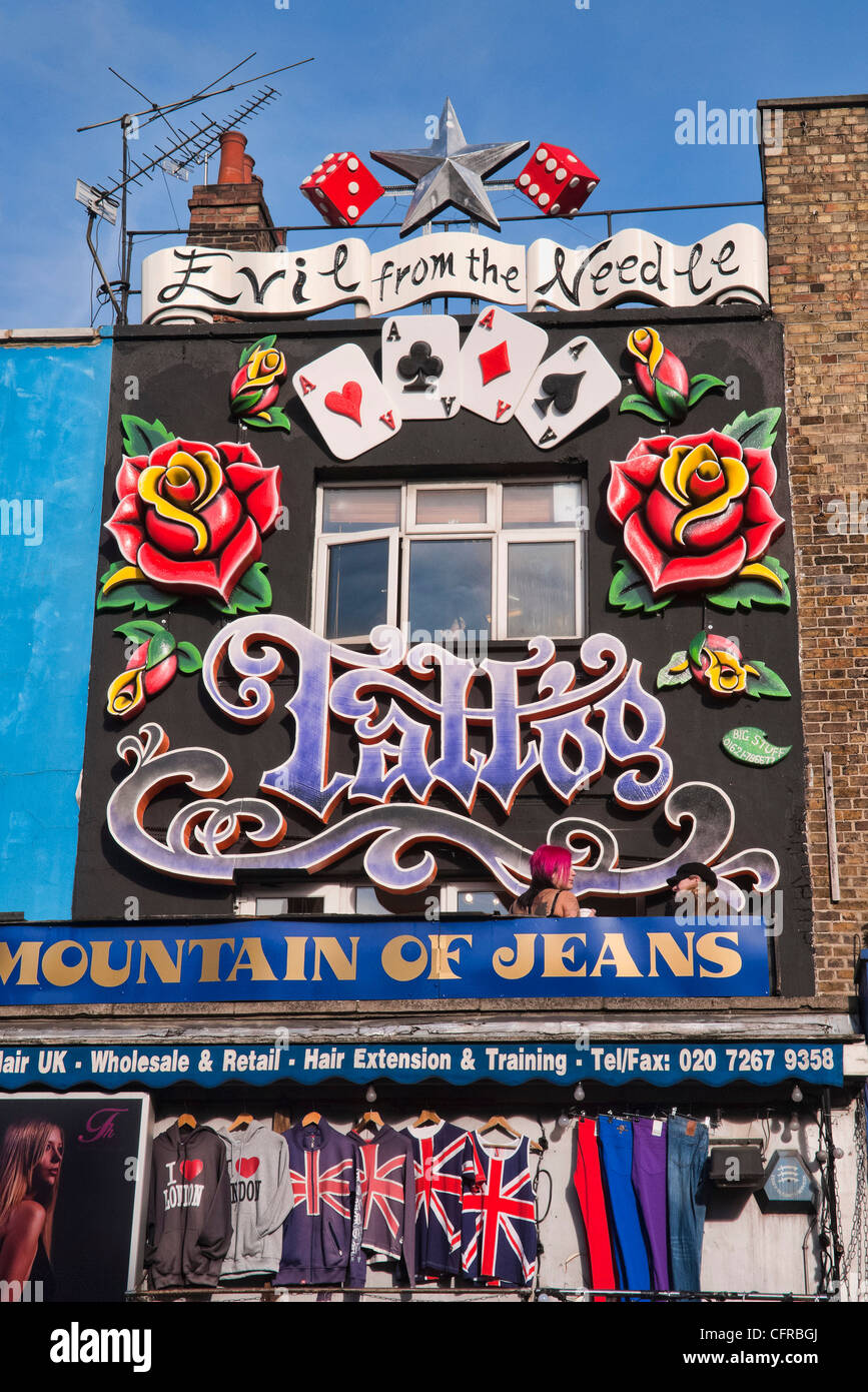 Il male dall'ago, salotto tattoo, Camden High Street, Camden Town, a nord di Londra, Gran Bretagna. Foto Stock