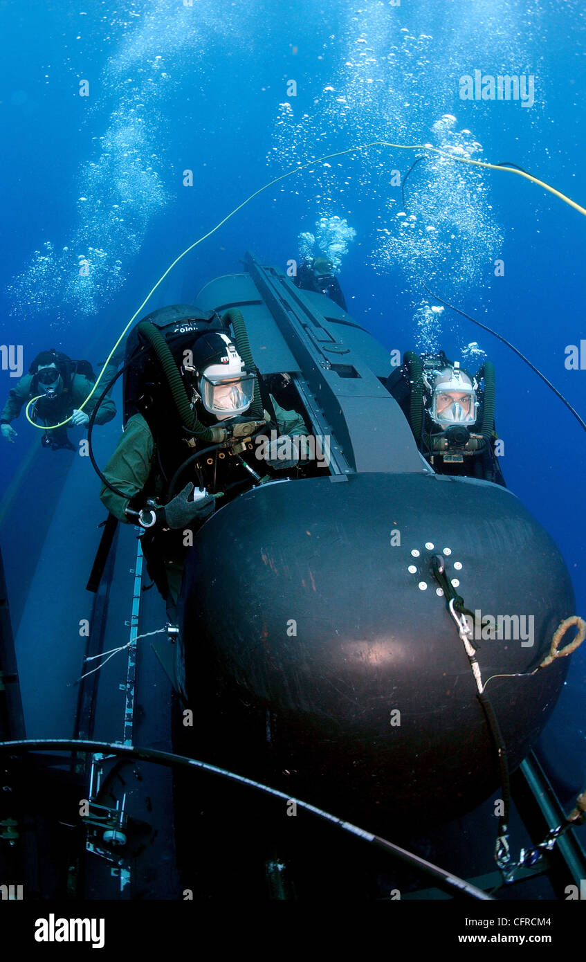 Un membro del team di tenuta due salite a bordo di una guarnizione di tenuta di veicoli di consegna prima di lanciare dal retro dell'attacco sommergibile USS Philadelphia su un esercizio di formazione. Il SDVs sono utilizzati per trasportare i Navy SEALs da un sottomarino sommerso di bersagli nemici mentre soggiornate subacquea e non vengono rilevati. Foto Stock