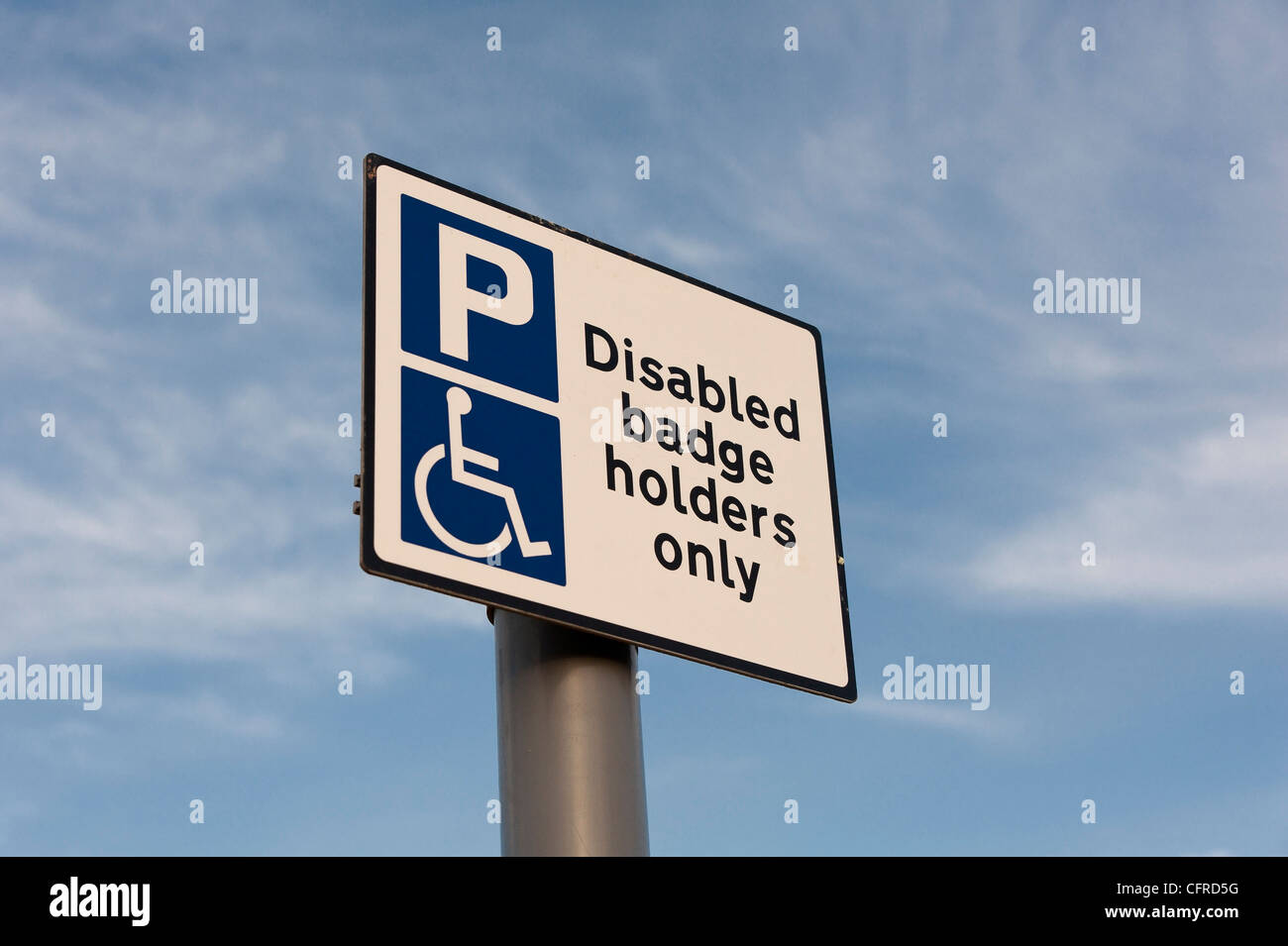Cartello stradale che mostra un parcheggio per disabili titolari di badge solo Foto Stock