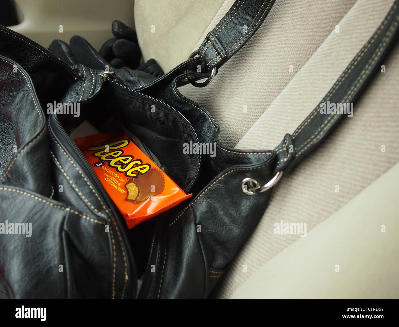 Barra di cioccolato nel portamonete nero Foto Stock