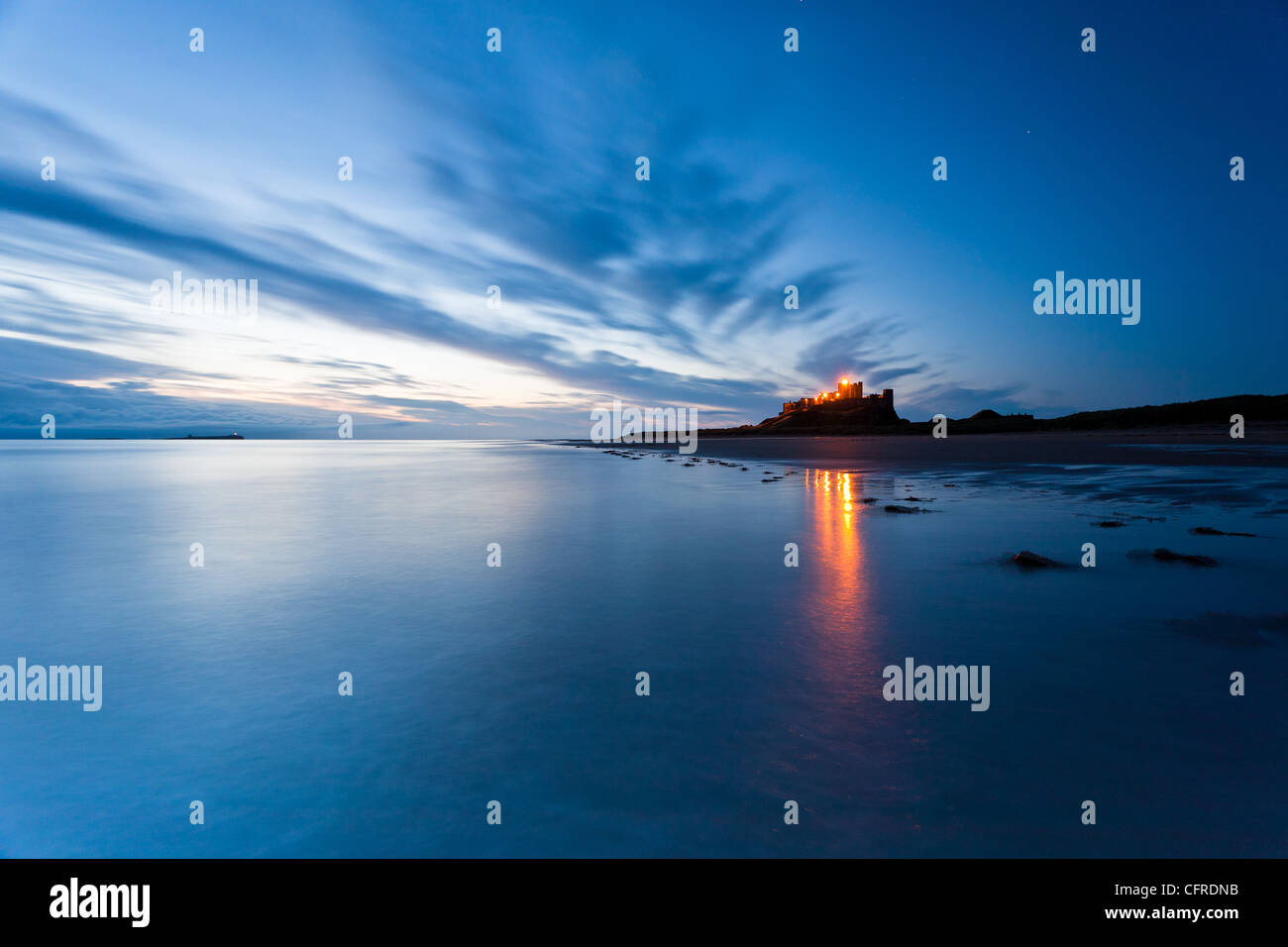 Il castello di Bamburgh in pre-luce di alba Foto Stock