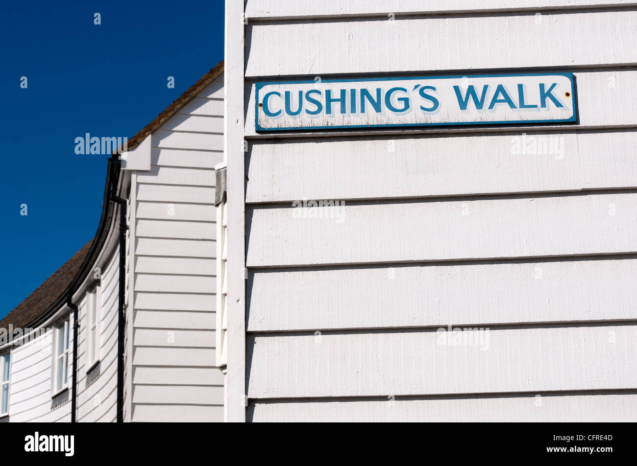 Il nome della strada segno per Cushing a piedi su un edificio weatherboarded in whitstable kent. L'attore Peter Cushing ha vissuto nella città. Foto Stock