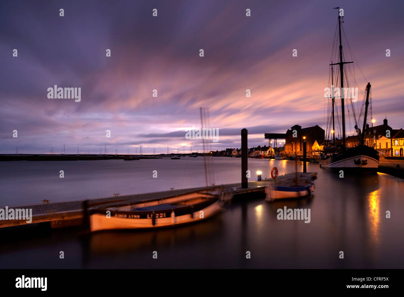 Un moody inverno mattina mostra la banchina a Wells accanto al mare, Norfolk, Inghilterra, Regno Unito, Europa Foto Stock