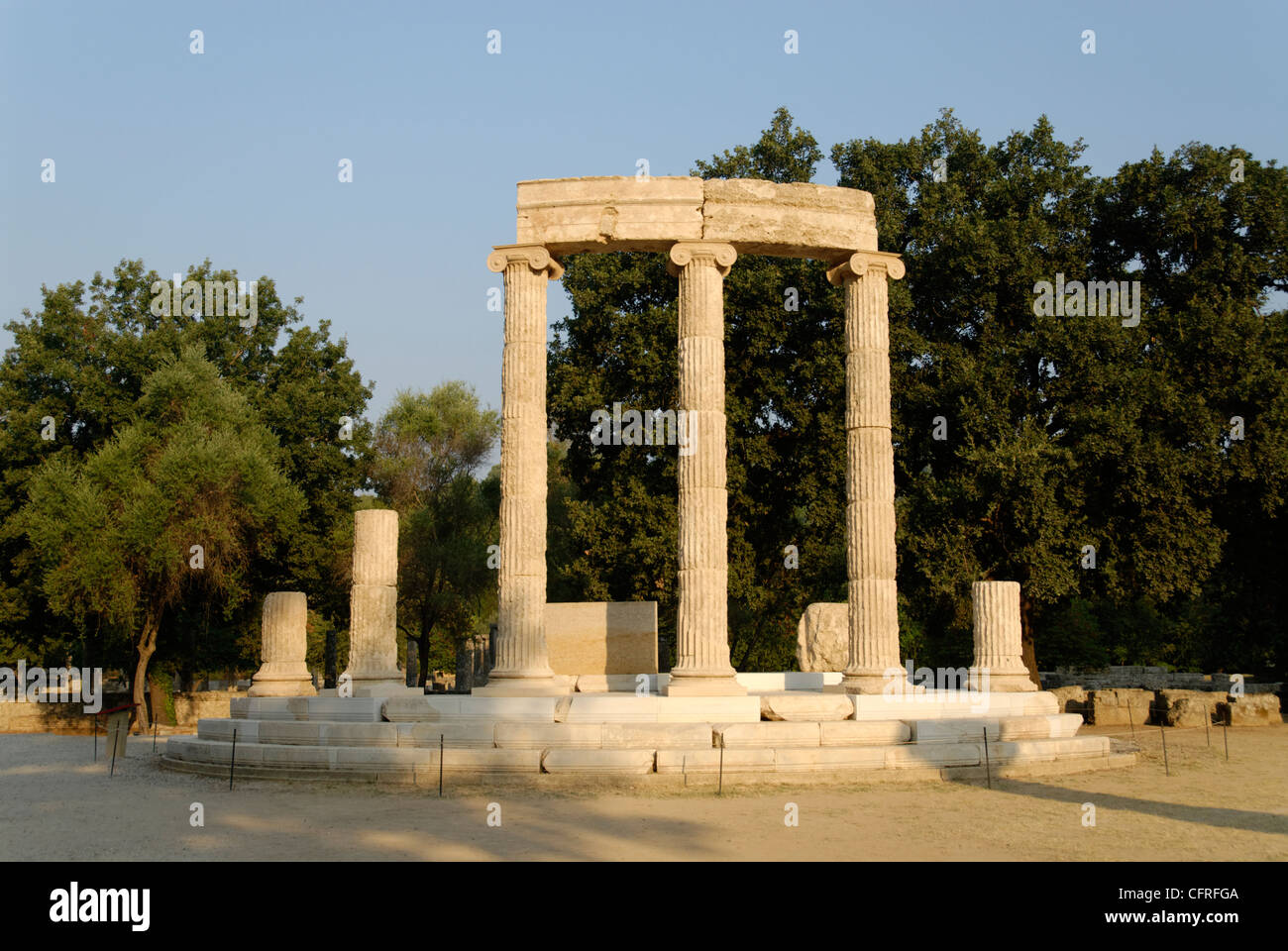 Vista della elegante Philippeion circolare, un monumento votivo risalente al IV secolo A.C. e dedicato a Zeus. Foto Stock