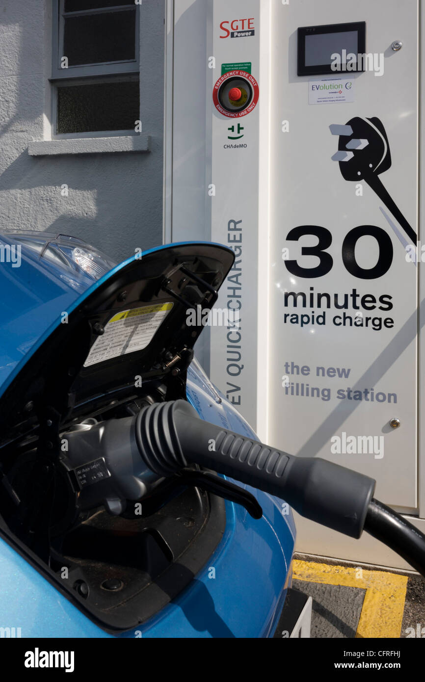 La ricarica rapida di una Nissan Leaf auto elettrica in corrispondenza di una carica elettrica punto offrendo un EV 30 minuti di ricarica della batteria di ..(più nella descrizione Foto Stock