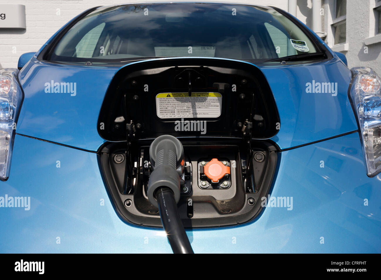 La ricarica rapida di una Nissan Leaf auto elettrica in corrispondenza di una carica elettrica punto offrendo un EV 30 minuti di ricarica della batteria di ..(più nella descrizione) Foto Stock