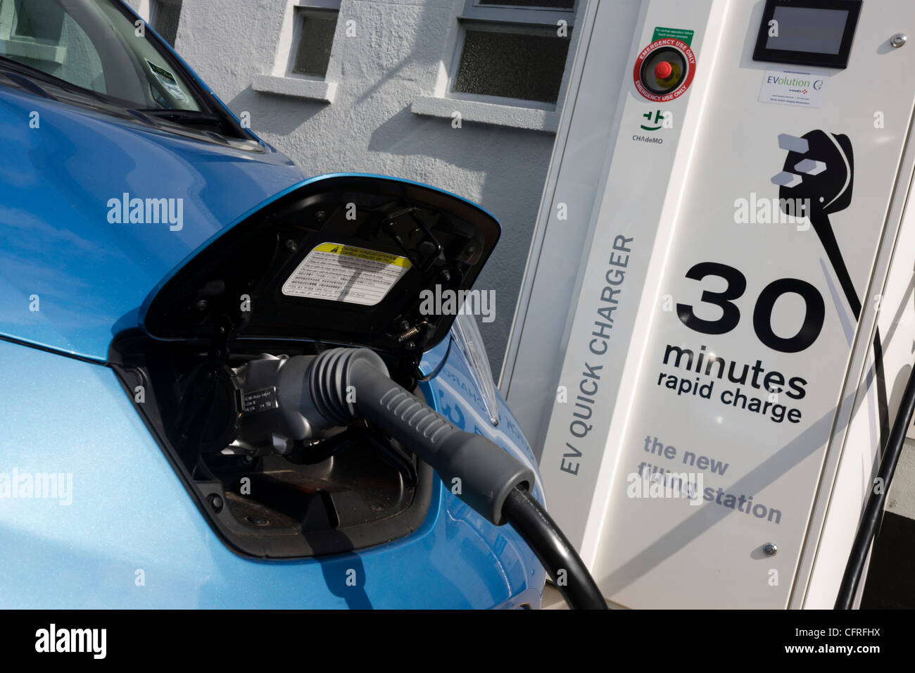 La ricarica rapida di una Nissan Leaf auto elettrica in corrispondenza di una carica elettrica punto offrendo un EV 30 minuti di ricarica della batteria di ..(più nella descrizione Foto Stock