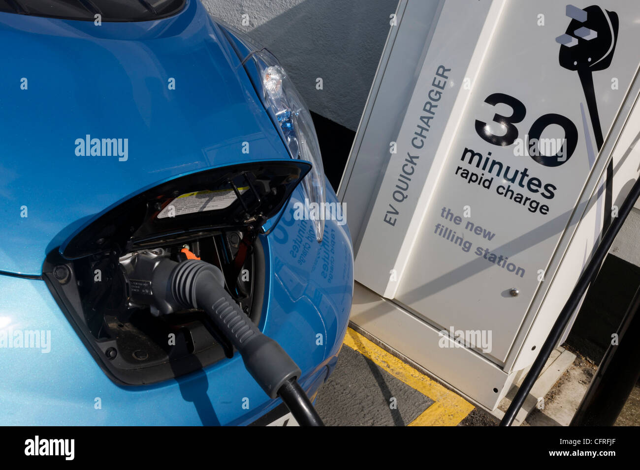 La ricarica rapida di una Nissan Leaf auto elettrica in corrispondenza di una carica elettrica punto offrendo un EV 30 minuti di ricarica della batteria di ..(più nella descrizione Foto Stock