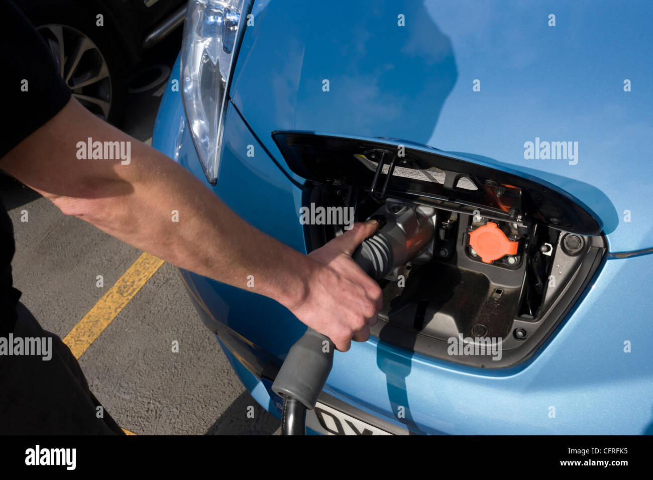 La ricarica rapida di una Nissan Leaf auto elettrica in corrispondenza di una carica elettrica punto offrendo un EV 30 minuti di ricarica della batteria di ..(più nella descrizione) Foto Stock