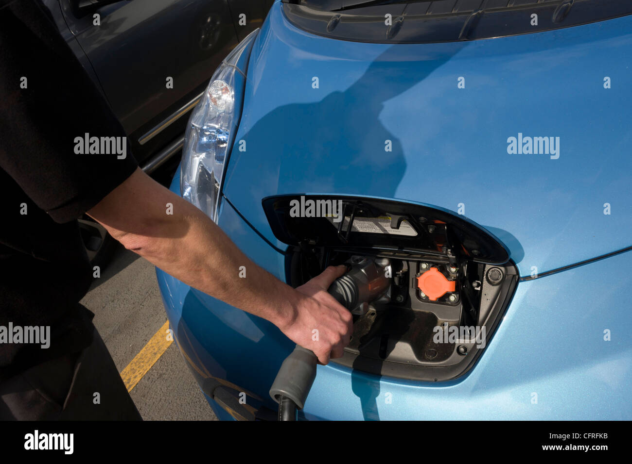 La ricarica rapida di una Nissan Leaf auto elettrica in corrispondenza di una carica elettrica punto offrendo un EV 30 minuti di ricarica della batteria di ..(più nella descrizione) Foto Stock