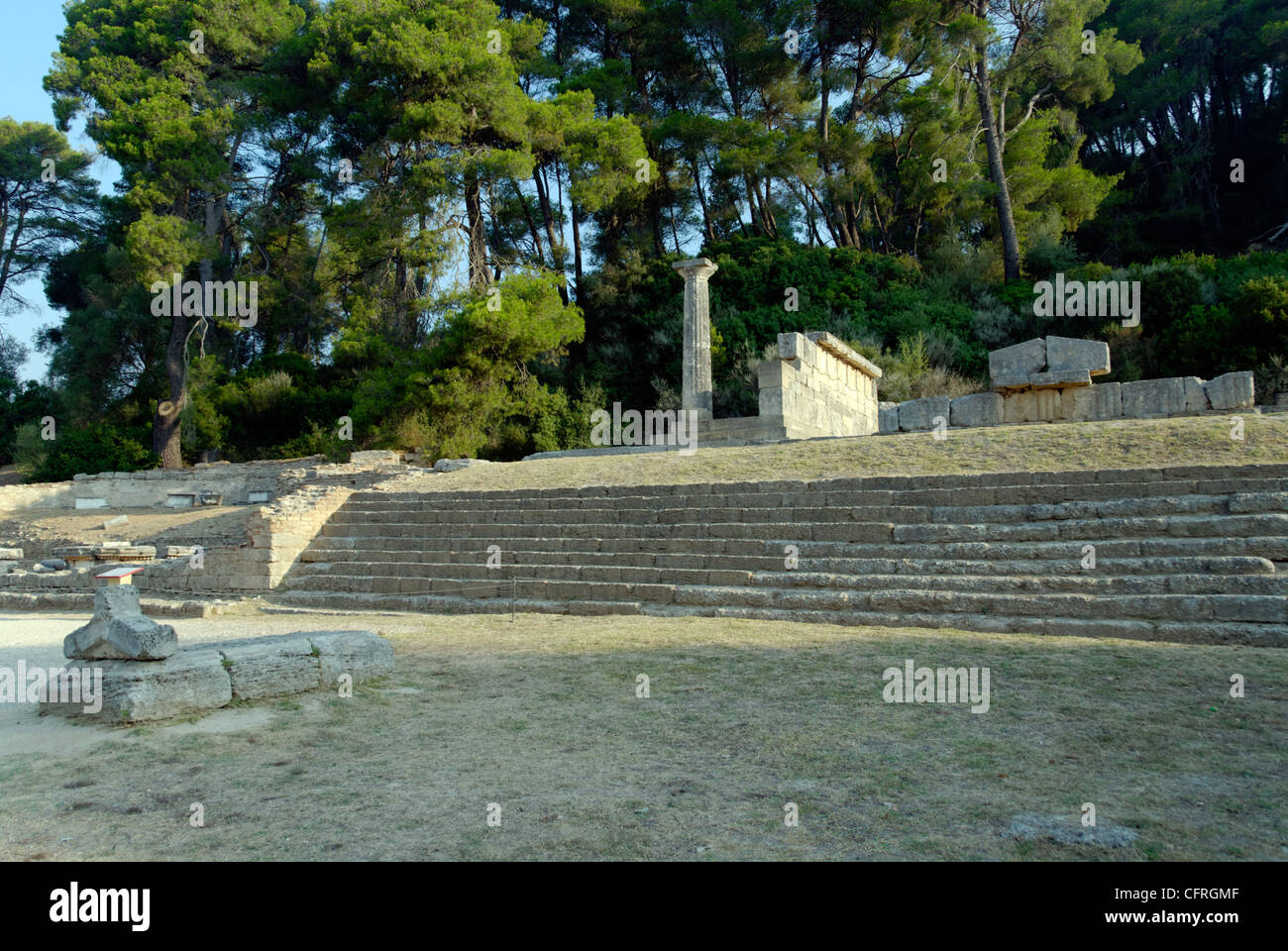 Vista del IV secolo A.C. della scalinata che conduce fino alla terrazza di tesori. Olympia. Peloponneso. La Grecia. Foto Stock
