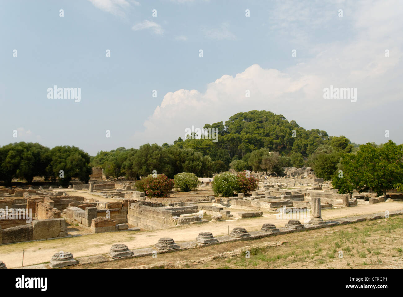 Olympia. Peloponneso. La Grecia. Vista del Leonidaion, un grande ostello per illustri visitatori costruita intorno al 330 A.C. Foto Stock