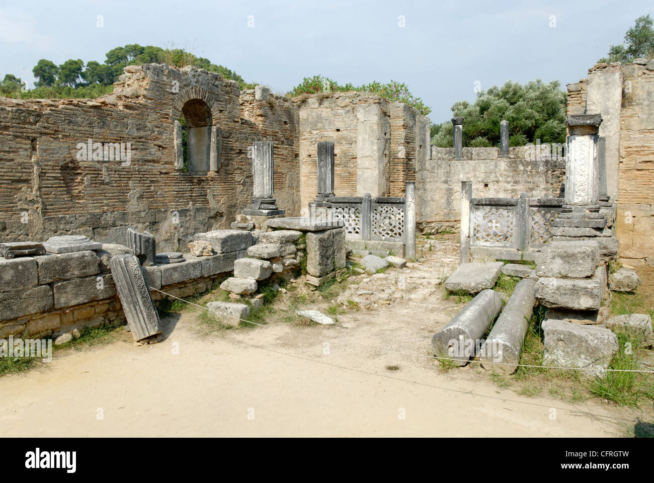 I resti di una basilica paleocristiana risalente al 435 e 451 D.C. e costruito sulle rovine del Seminario di Pheidias. Olympia. Foto Stock