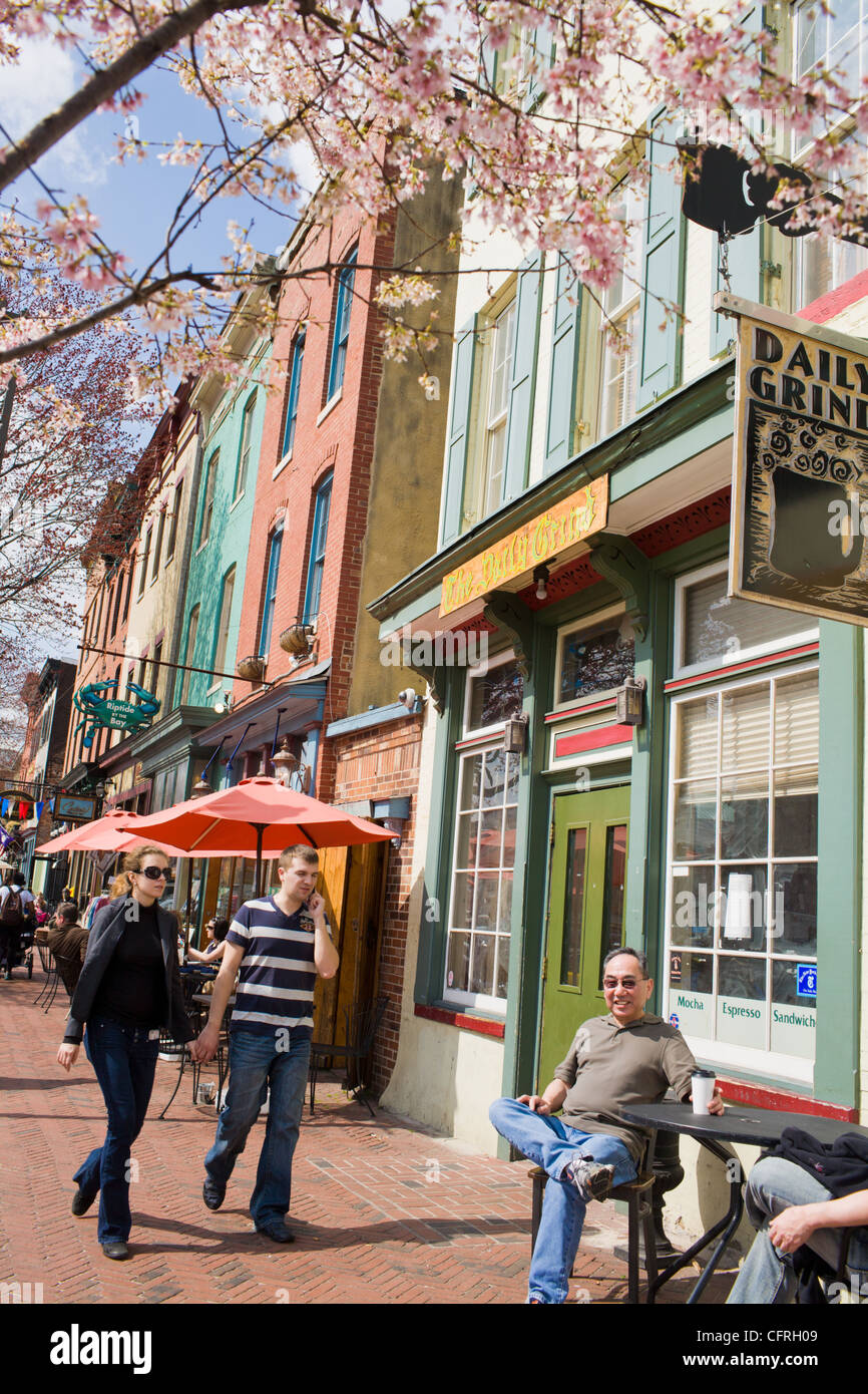 Pranzo al fresco in una bella giornata di primavera, Fells Point quartiere, Baltimore, Maryland Foto Stock