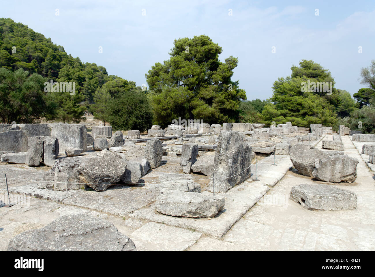 Olympia. Peloponneso. La Grecia. Vista delle rovine della grande del V secolo il tempio di Zeus ad Olimpia. Foto Stock