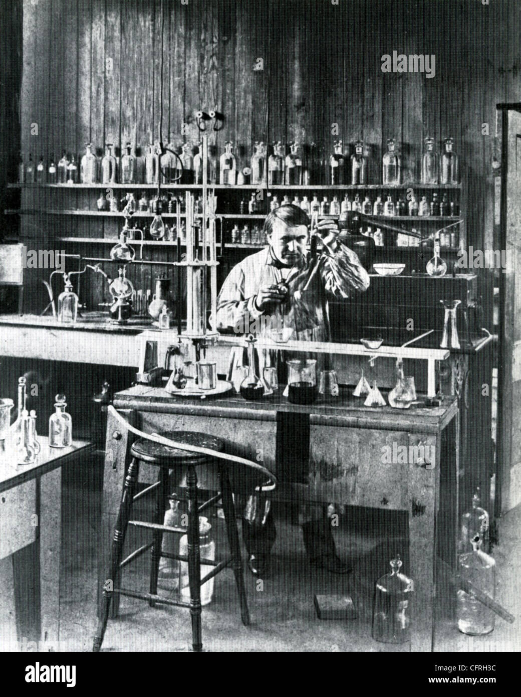 THOMAS EDISON (1847-1931) Noi Inventore e imprenditore nel suo laboratorio Foto Stock