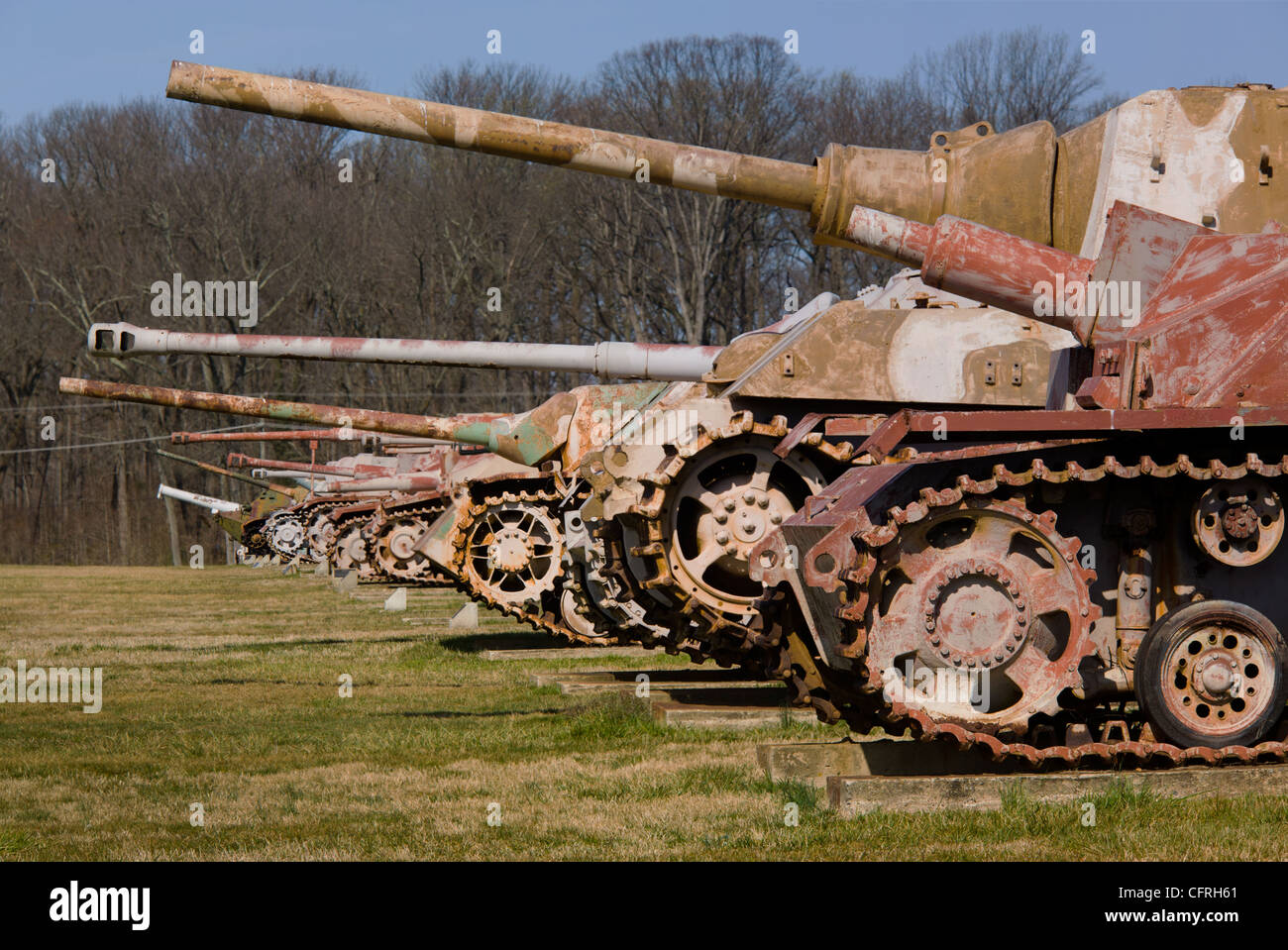 Campo di arrugginimento serbatoi rimanere presso la ex US Army Ordnance Museum di Aberdeen Proving Grounds, Aberdeen, Maryland Foto Stock