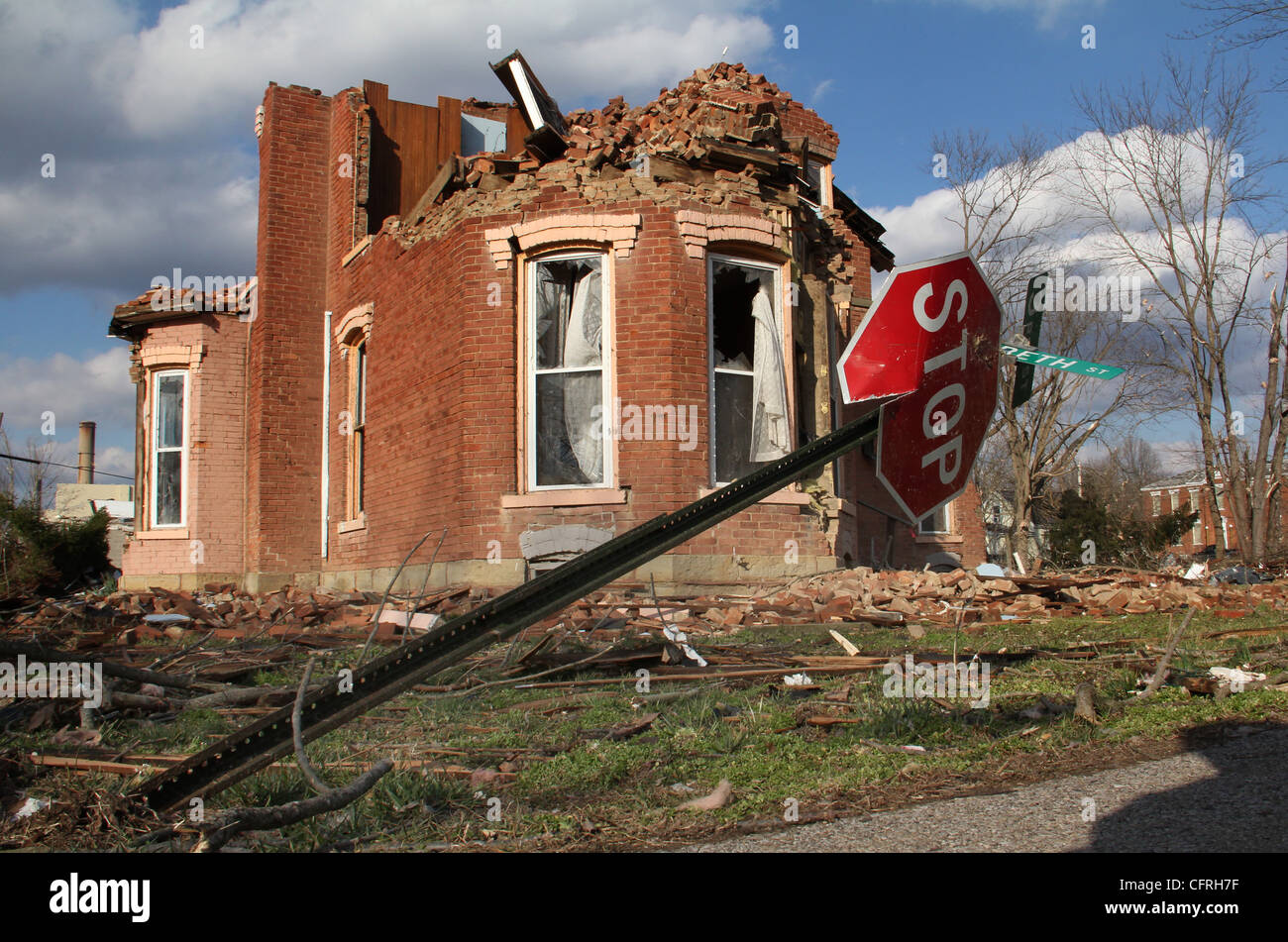 Segno ritorto Tornado danni città Mosca Ohio storm distruzione fienile distrutto casa costruzione albero twister Foto Stock