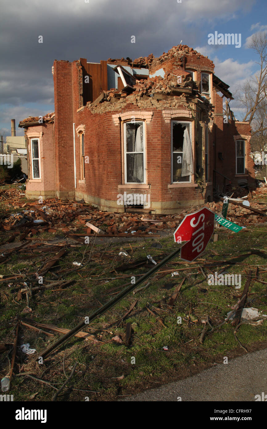 Segno ritorto Tornado danni città Mosca Ohio storm distruzione fienile distrutto casa costruzione albero twister Foto Stock