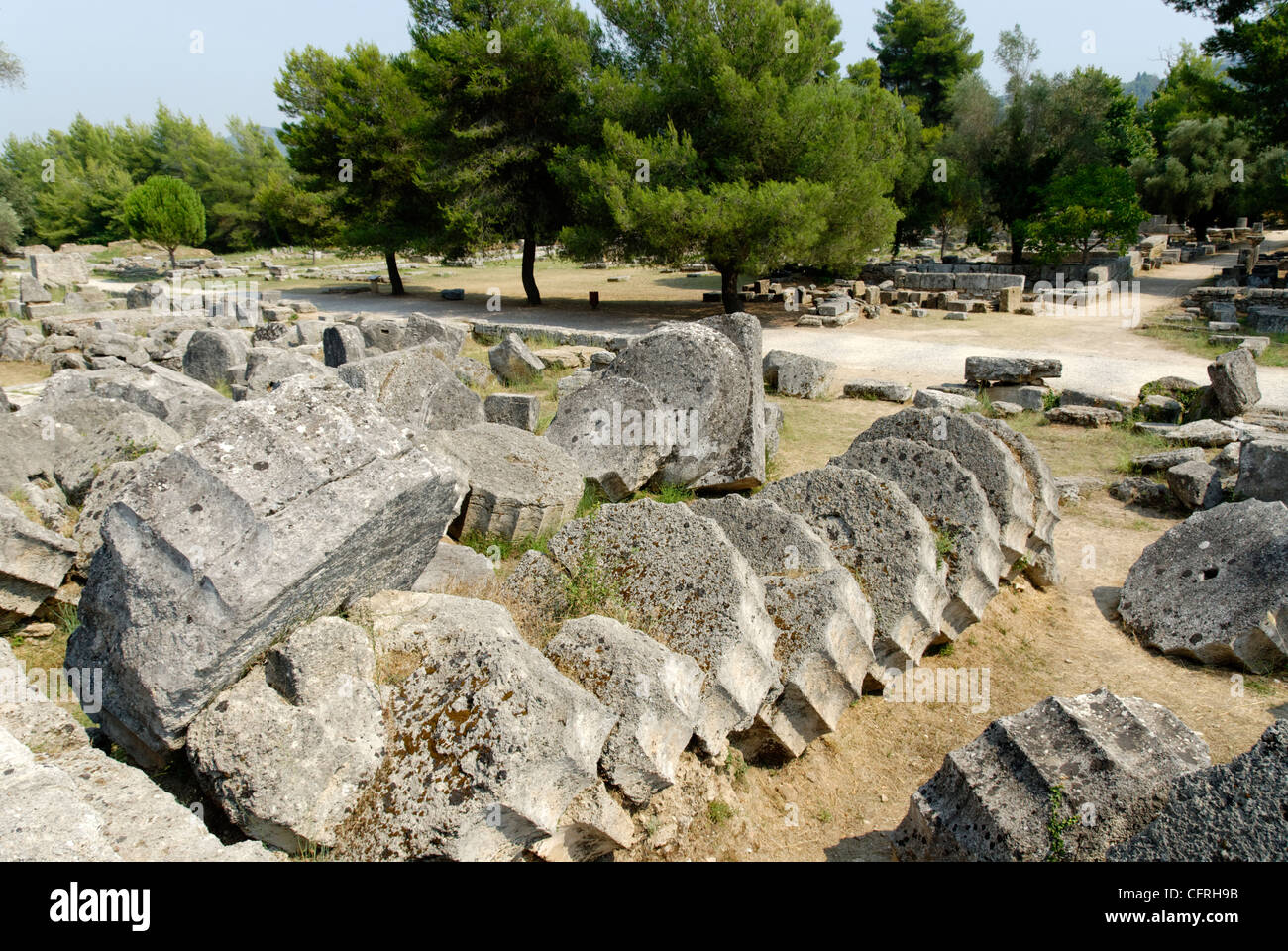La Grecia. Vista la colonna rovesciato rovine della grande del V secolo il tempio di Zeus presso il santuario di Zeus ad Olimpia. Foto Stock