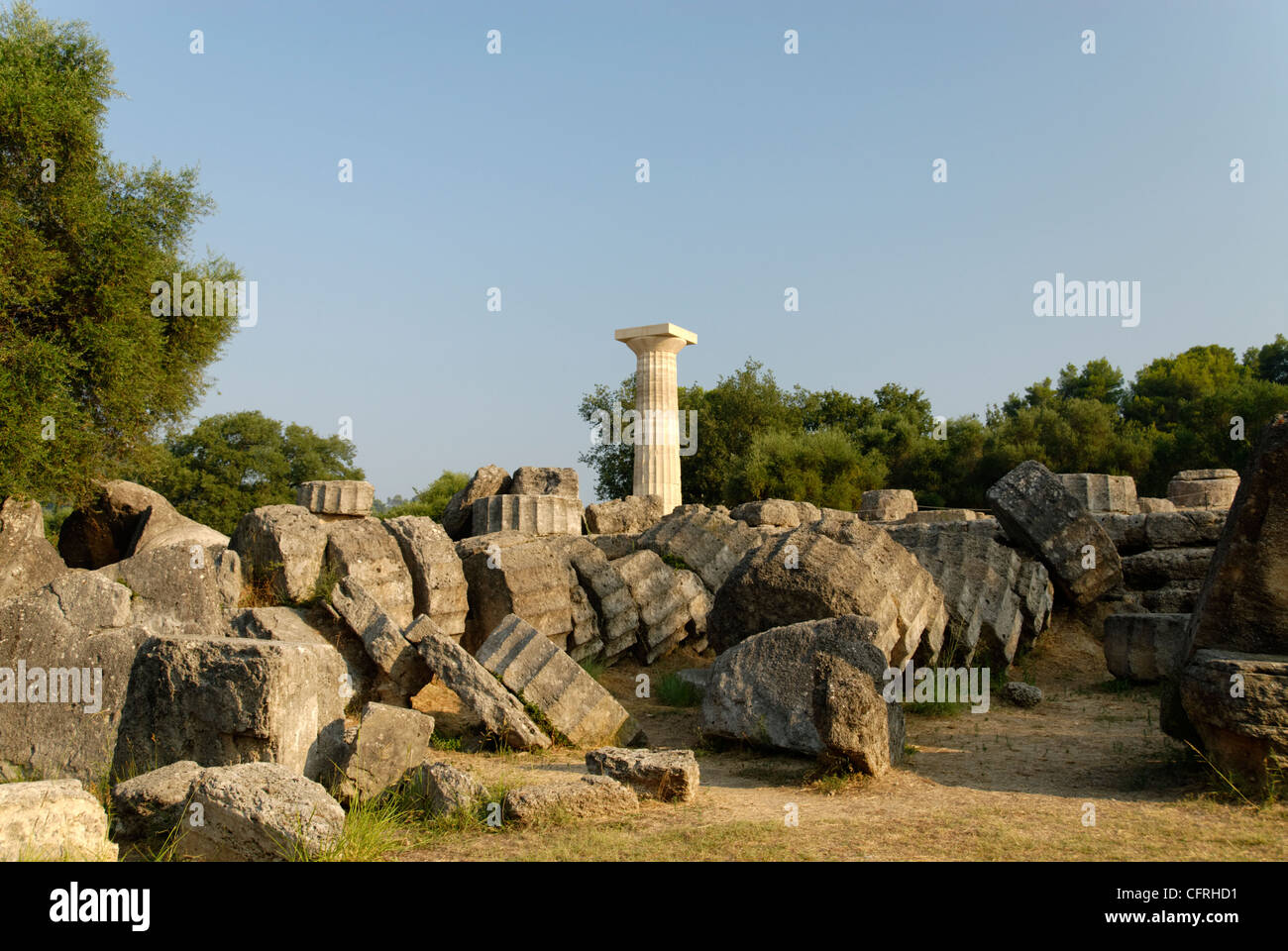 La Grecia. Vista di una ricostruzione di una colonna solitaria tra il terremoto caduti rovine del Grande Tempio di Zeus ad Olimpia. Foto Stock