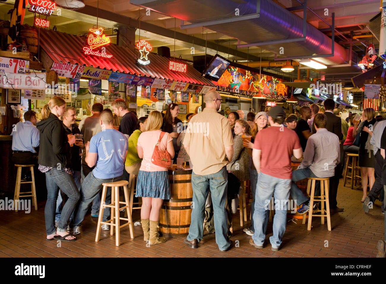 Folla di giovani in una taverna in Cross Street Market, Federal Hill quartiere, Baltimore, Maryland Foto Stock