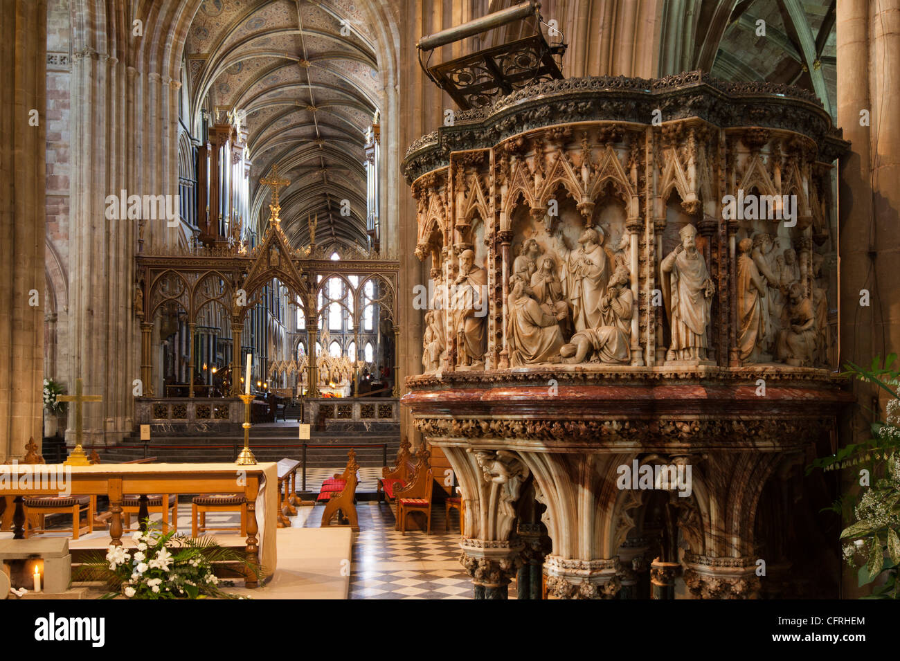 Regno Unito, Inghilterra, Worcestershire, cattedrale di Worcester interno, riccamente intagliato pulpito di pietra e cudiero Foto Stock