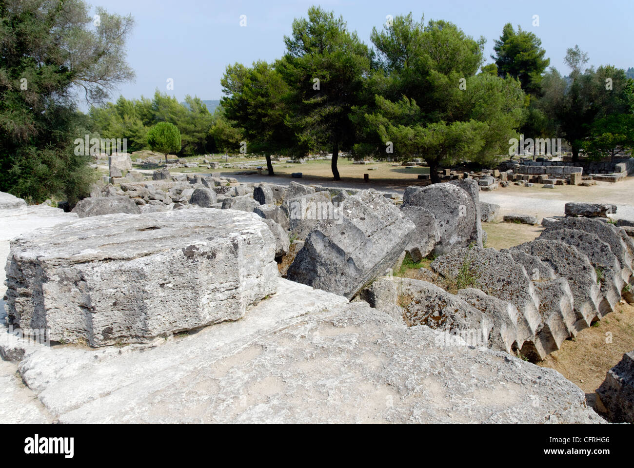 La Grecia. Vista la colonna rovesciato rovine della grande del V secolo il tempio di Zeus presso il santuario di Zeus ad Olimpia. Foto Stock