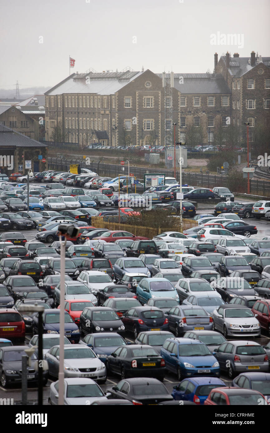 Grande parcheggio pieno di auto parcheggiata di fronte alla sede del Patrimonio inglese di Swindon, Wiltshire Foto Stock
