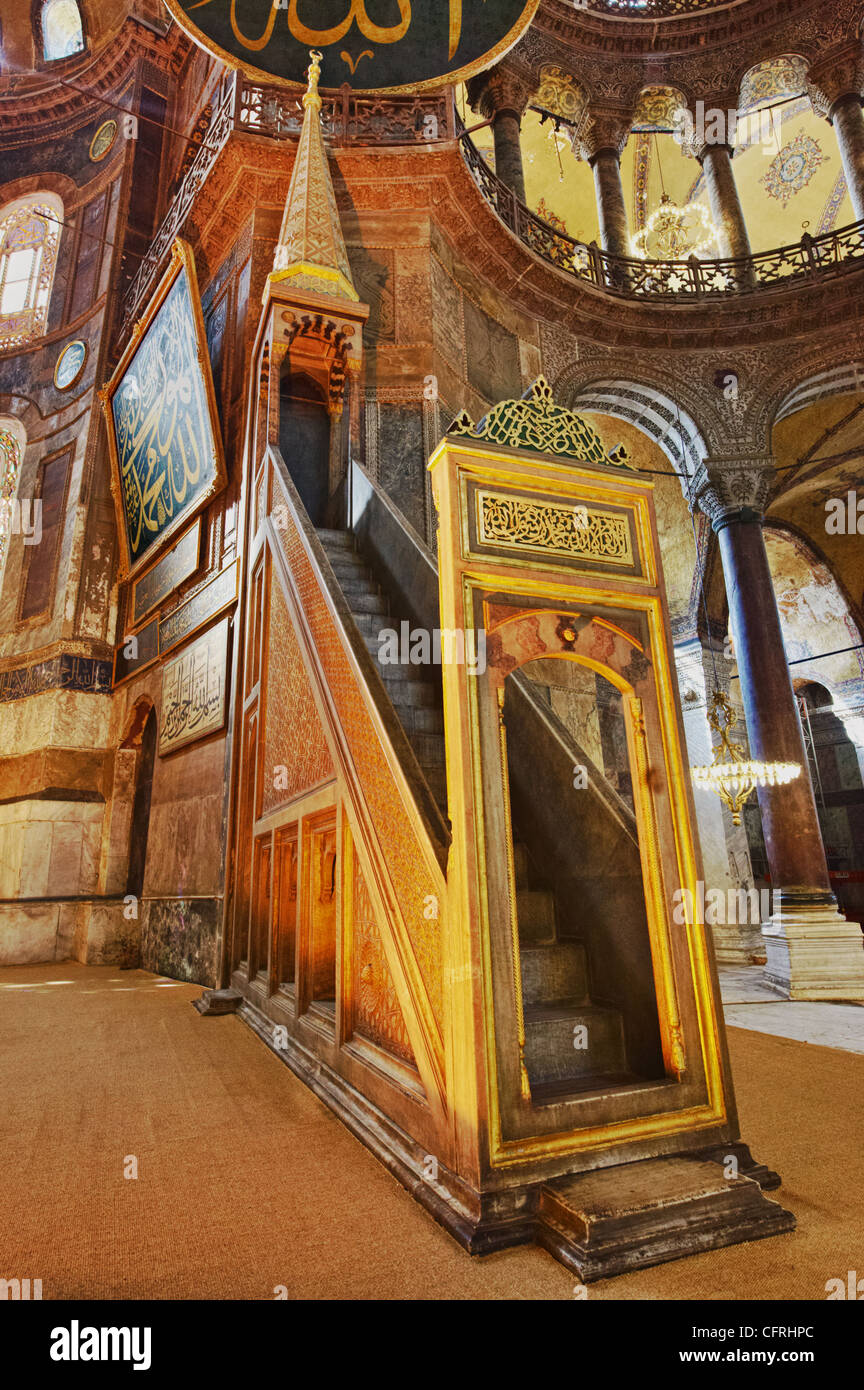 Il XIX secolo minbar islamica (mimbar o mimber) pulpito in Ayasofya ( Hagia Sophia ) Istanbul Turchia Foto Stock