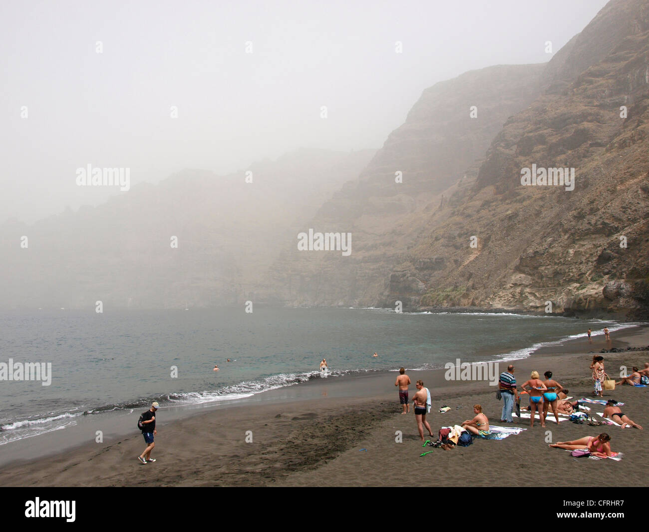 Sabbia nera sulla spiaggia sotto le scogliere di Los Gigantes Foto Stock