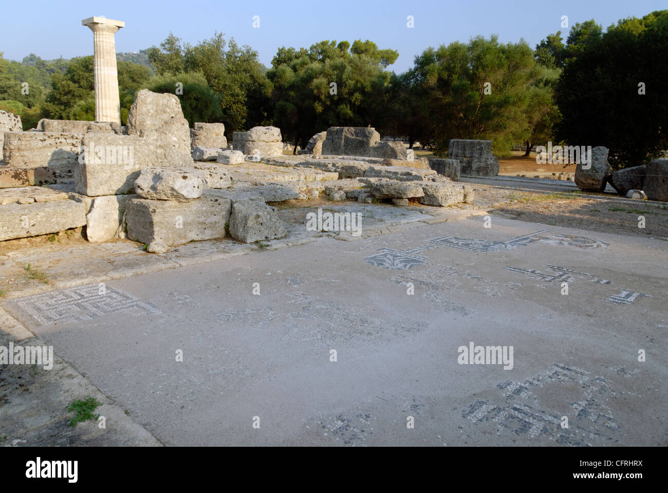 La Grecia. Vista di ciò che rimane del pavimento a mosaico tra le massicce rovine della grande del V secolo il tempio di Zeus ad Olimpia. Foto Stock