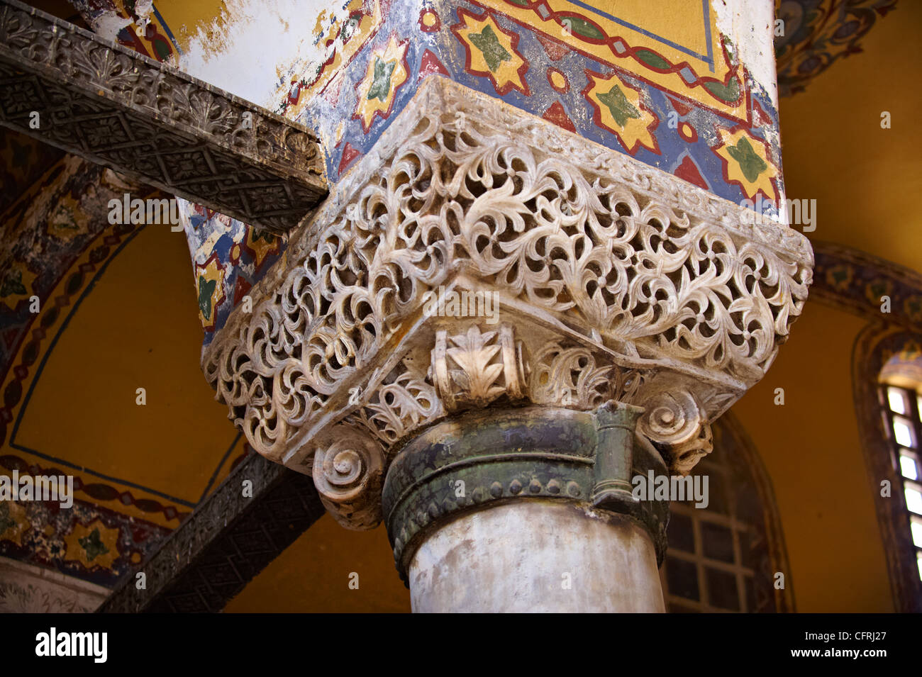 Ornata colonna bizantina nel capitale sociale di Hagia Sophia ( Ayasofya ) , Istanbul, Turchia Foto Stock