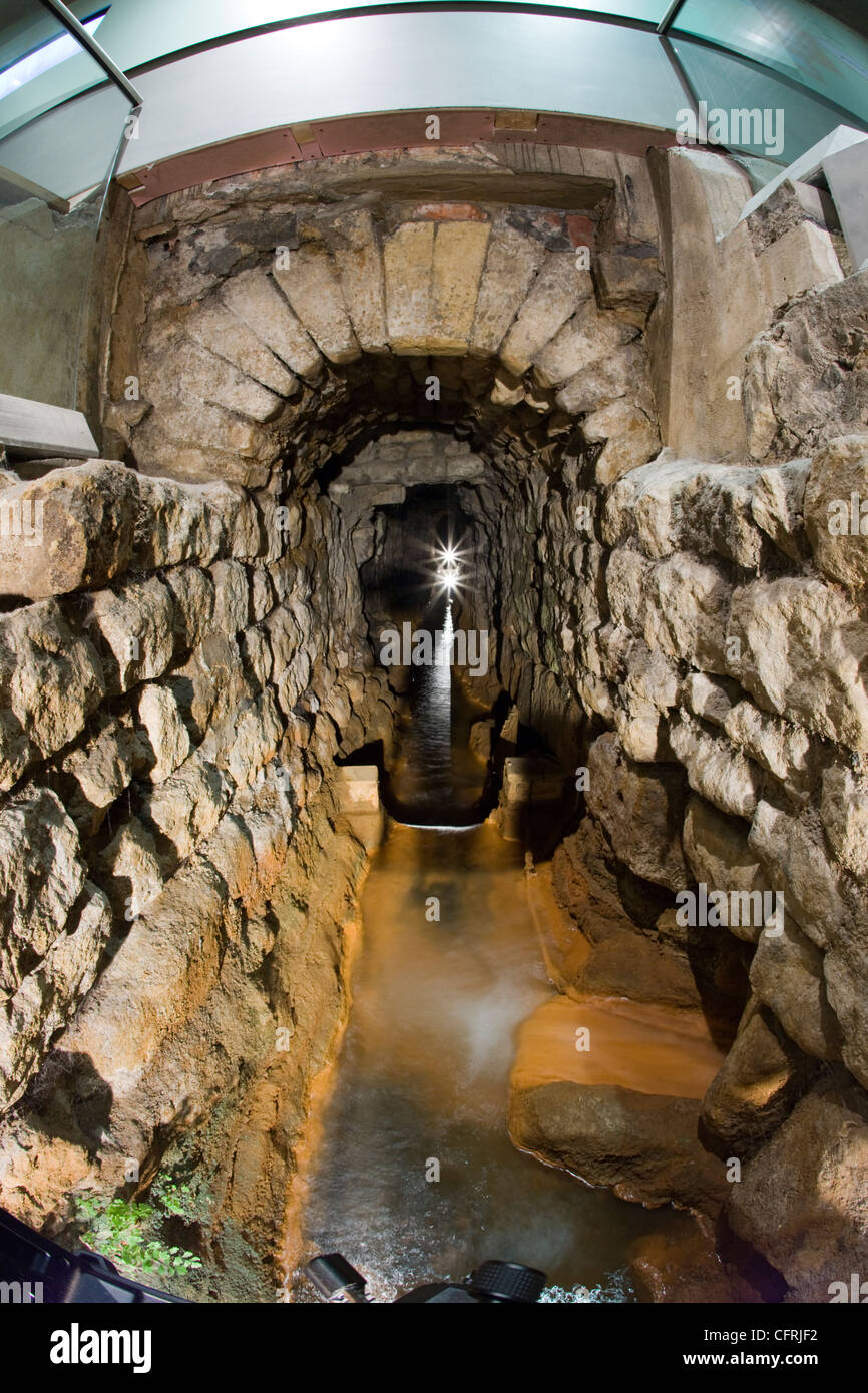Guardando lungo il pozzo romano nel Museo delle Terme Romane in bagno, Somerset Foto Stock